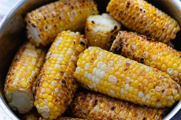 milho doce grelhado na espiga. close-up. - corn corn on the cob grilled roasted - fotografias e filmes do acervo