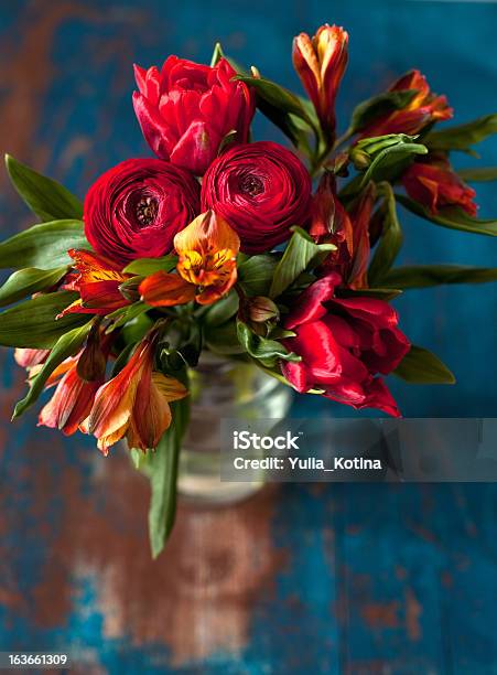 Bellissimo Bouquet Di Fiori Di Primavera - Fotografie stock e altre immagini di Adulto - Adulto, Amore, Anniversario