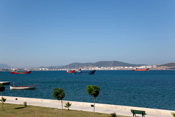 petrolium refinería en aliaga a la bahía de izmir turquía - petrolium tanker fotografías e imágenes de stock