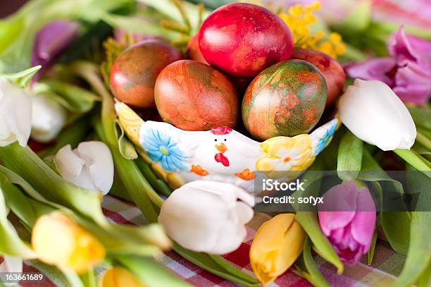 Ovos De Páscoa E Túlipas - Fotografias de stock e mais imagens de Amarelo - Amarelo, Arranjo de flores, Arte e Artesanato - Arte visual