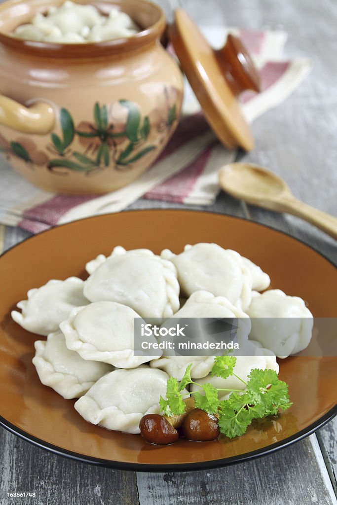 Teigtaschen mit Kartoffeln und Pilzen - Lizenzfrei Essgeschirr Stock-Foto