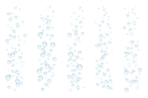 woda gazowana w przezroczystym szkle z efektem musowania i bąbelkowym strumieniem. realistyczne niebieskie kręgi żarówki powietrza. kapsułka witaminowa rozpuszcza się w napoju wodnym, uwalniając parę i ruch kul. - bubbled stock illustrations