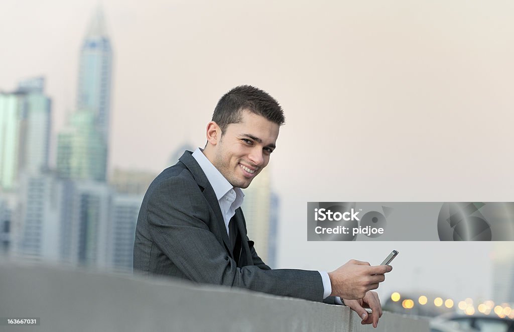 Empresário trabalhando no telefone inteligente em Dubai - Royalty-free 25-29 Anos Foto de stock