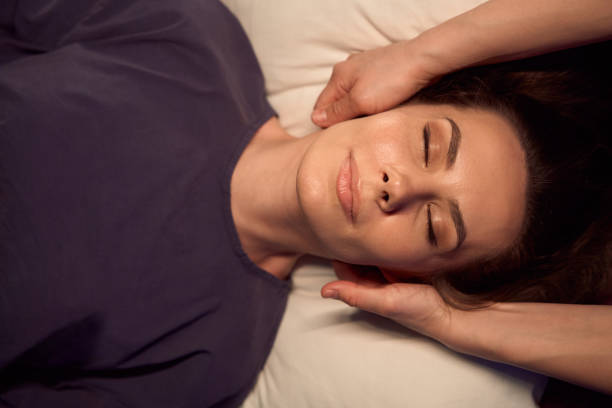 mujer recibiendo masaje de cabeza en la clínica de belleza - massage therapist massaging sport spa treatment fotografías e imágenes de stock