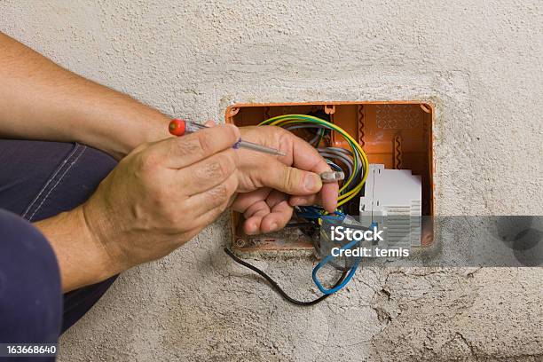 Eletricista No Trabalho - Fotografias de stock e mais imagens de Alicate - Alicate, Cabo, Cabo de Alta-tensão