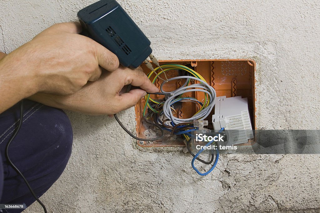 Elektriker bei der Arbeit - Lizenzfrei Arbeiten Stock-Foto