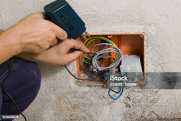 Elektryk W Pracy - zdjęcia stockowe i więcej obrazów Elektryczność - Elektryczność, Elektryk, Fotografika