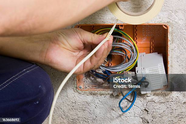 電気工の仕事 - ケーブル線のストックフォトや画像を多数ご用意 - ケーブル線, ペンチ, 作業道具