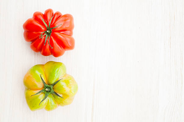 grünen und roten tomaten - evolution progress unripe tomato stock-fotos und bilder