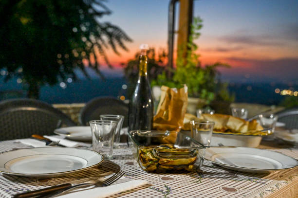 istock Tavola apparecchiata 1636706961