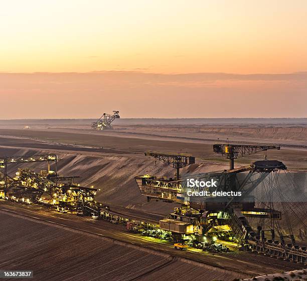 Kopalnia Odkrywkowa Węgla Brunatnego - zdjęcia stockowe i więcej obrazów Górnictwo - Górnictwo, Taśma produkcyjna, Bez ludzi