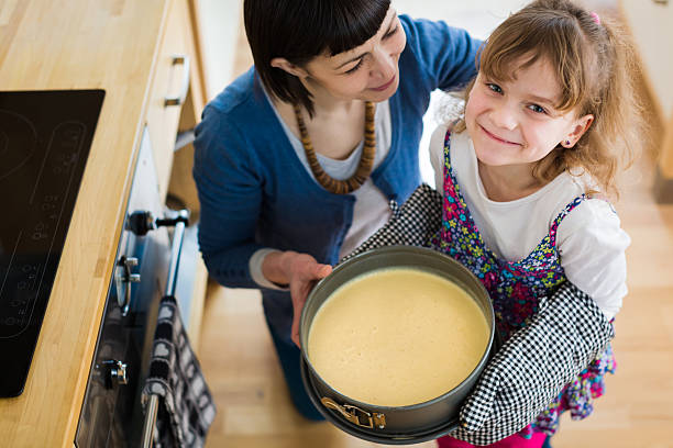 母と娘のパン、ケーキ - family germany baking berlin germany ストックフォトと画像