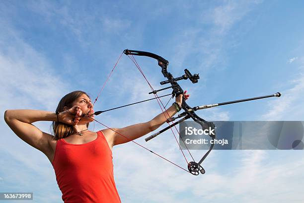 Photo libre de droit de Jeune Femme Avec Arc Et Flèche Pratiquant Le Tir À Larme À Feu banque d'images et plus d'images libres de droit de Adulte