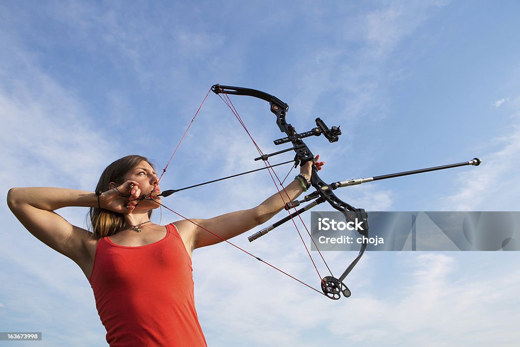 若い女性にリボンと矢印ターゲット射撃の練習を - アーチェリーのロイヤリティフリーストックフォト