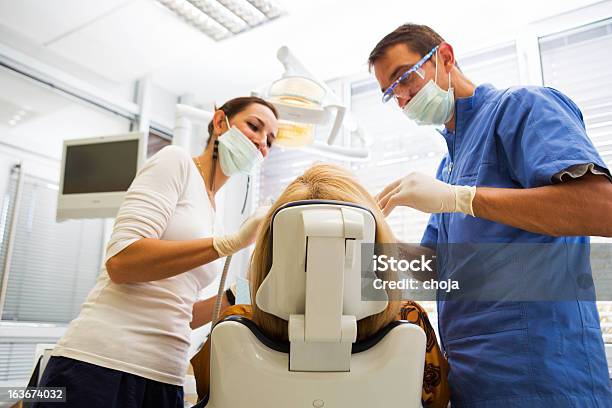 Medio Invecchiato Donna Al Dentistdoctor E Infermiere Di Lavoro - Fotografie stock e altre immagini di Adulto