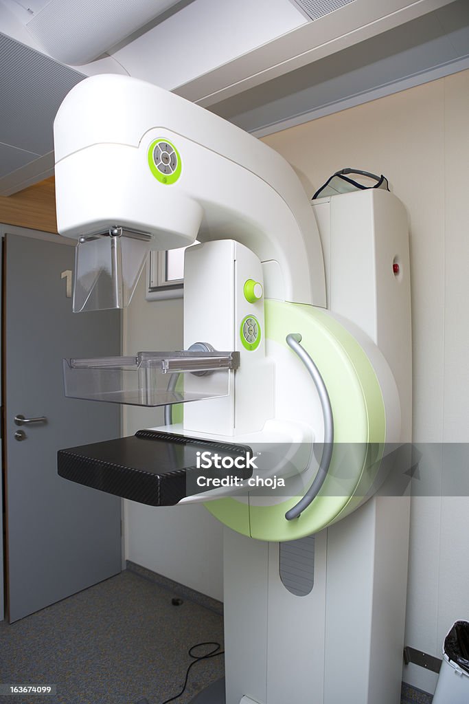 Mobile mammografia macchina radiografica situato in un piccolo autobus - Foto stock royalty-free di Screening oncologico