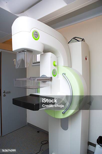 Mobile Mammografia Macchina Radiografica Situato In Un Piccolo Autobus - Fotografie stock e altre immagini di Screening oncologico