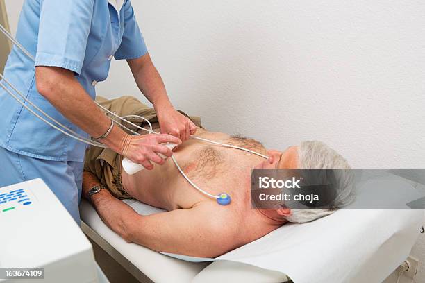 Electrocardiographysenior W Badanie Pielęgniarki Jest Zapis Ekg - zdjęcia stockowe i więcej obrazów Badanie pulsu