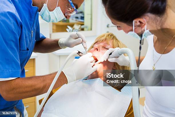 Medio De Mujer En El Trabajo Dentistdoctor Y El Personal De Enfermería Foto de stock y más banco de imágenes de Adulto