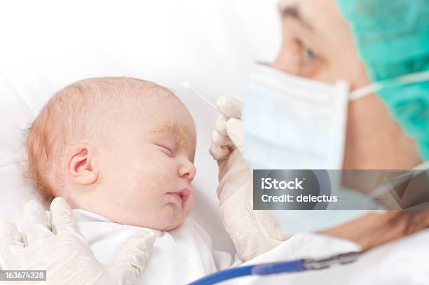 Bebê O Seu Médico - Fotografias de stock e mais imagens de Bebé - Bebé, Cuidados de Saúde e Medicina, Dermatite Seborreica