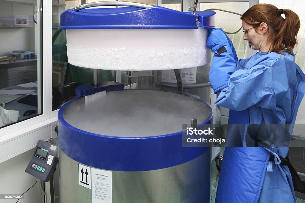 Recipiente com líquido nitrogen.doctor com fato de trabalho - Royalty-free Biotecnologia Foto de stock