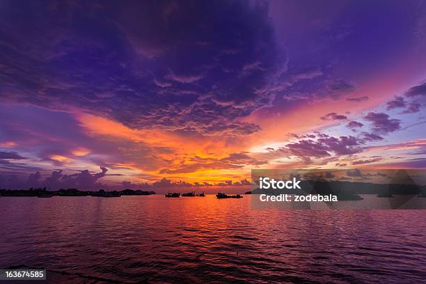 Photo libre de droit de Coucher De Soleil Sur Locéan Et De Bateaux De Pêche banque d'images et plus d'images libres de droit de Asie