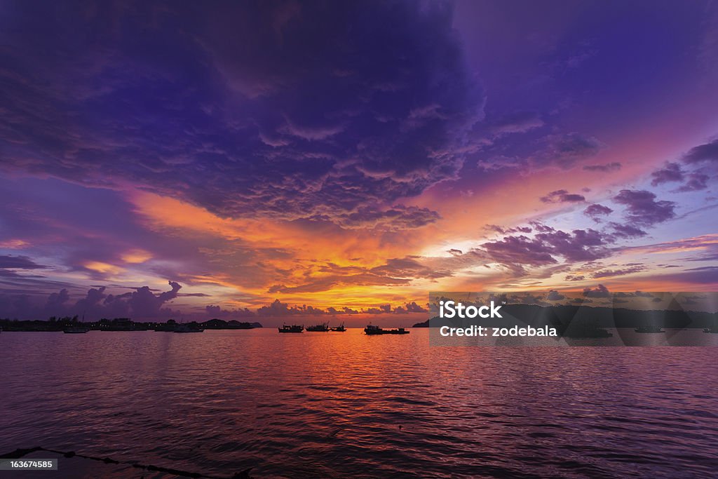 Zachód słońca nad oceanem i łodzi rybackich - Zbiór zdjęć royalty-free (Azja)