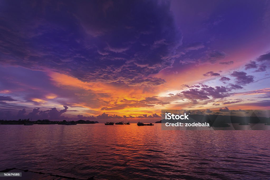 Pôr do sol sobre o oceano e barcos de pesca - Royalty-free Amanhecer Foto de stock