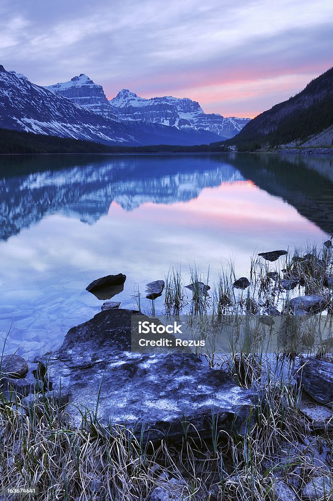 Crepúsculo paisagem de montanha com reflexo em um Lago Waterfowl Rokies, Canadá - Foto de stock de Alberta royalty-free