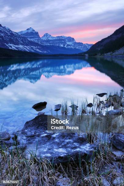 Foto de Crepúsculo Paisagem De Montanha Com Reflexo Em Um Lago Waterfowl Rokies Canadá e mais fotos de stock de Alberta