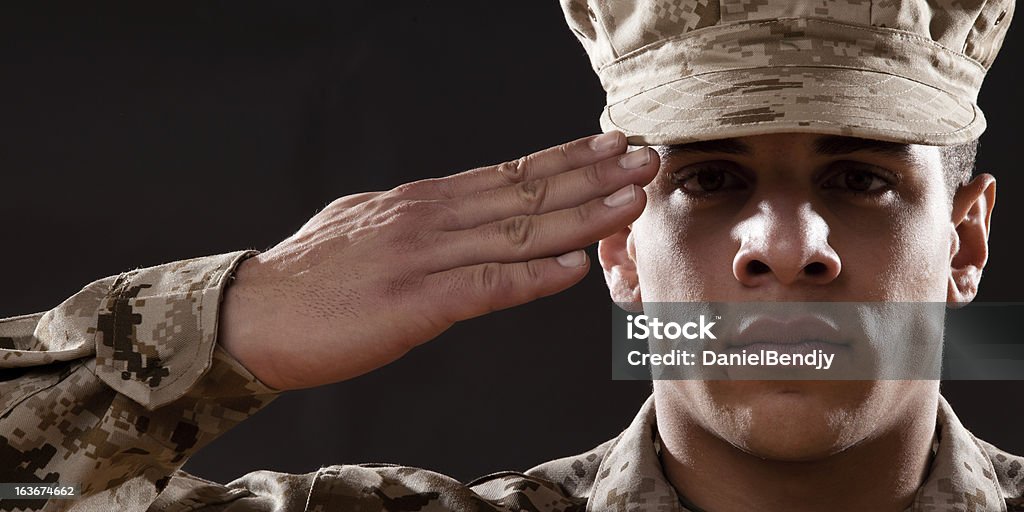 US Marines Portrait - Photo de Faire le salut militaire libre de droits