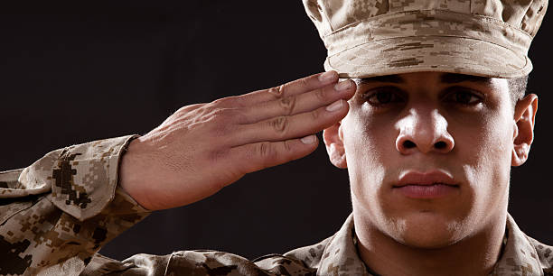 nos fuzileiros retrato - armed forces latin american and hispanic ethnicity saluting marines - fotografias e filmes do acervo