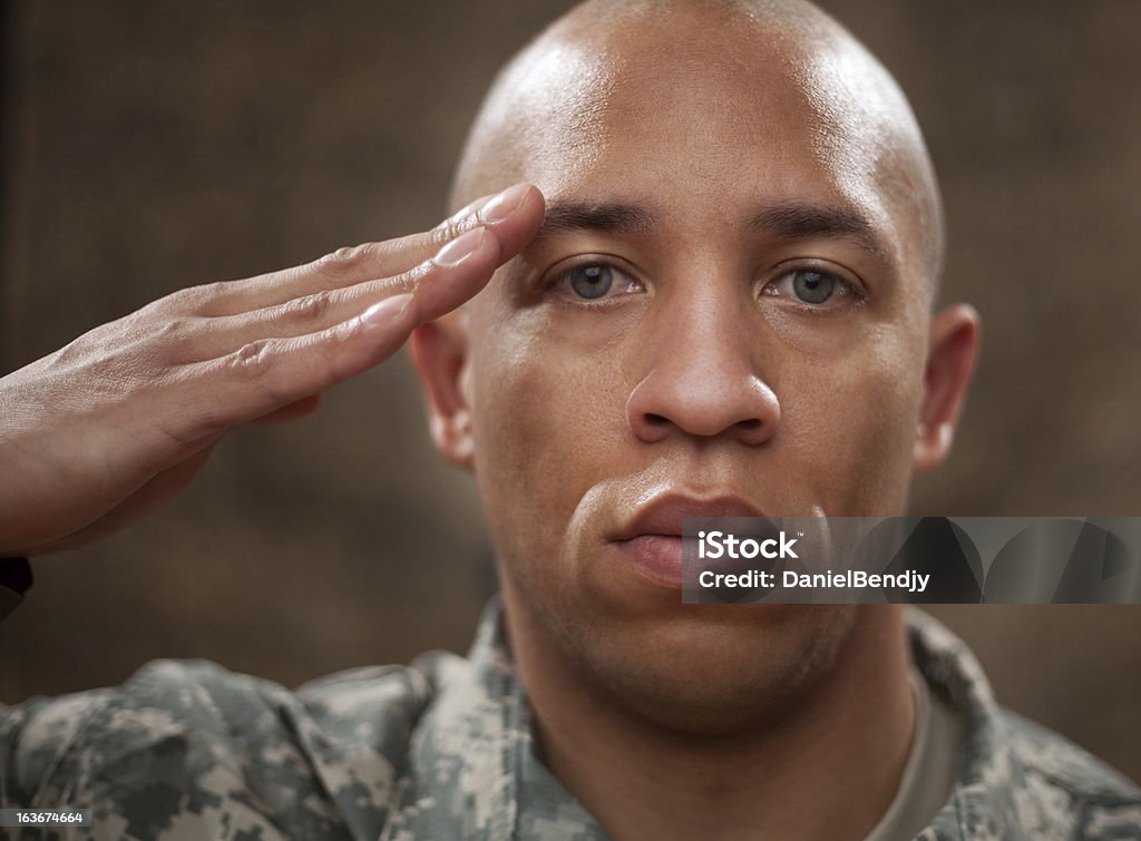 Soldier hacer un saludo - Foto de stock de Hacer el saludo militar libre de derechos
