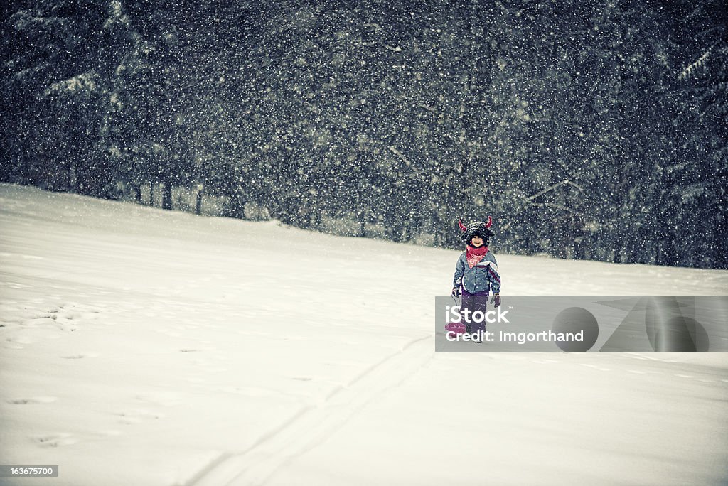 Mała dziewczynka ciągnąc w śniegu z Sanki - Zbiór zdjęć royalty-free (Otwarta przestrzeń - Ustawienia)