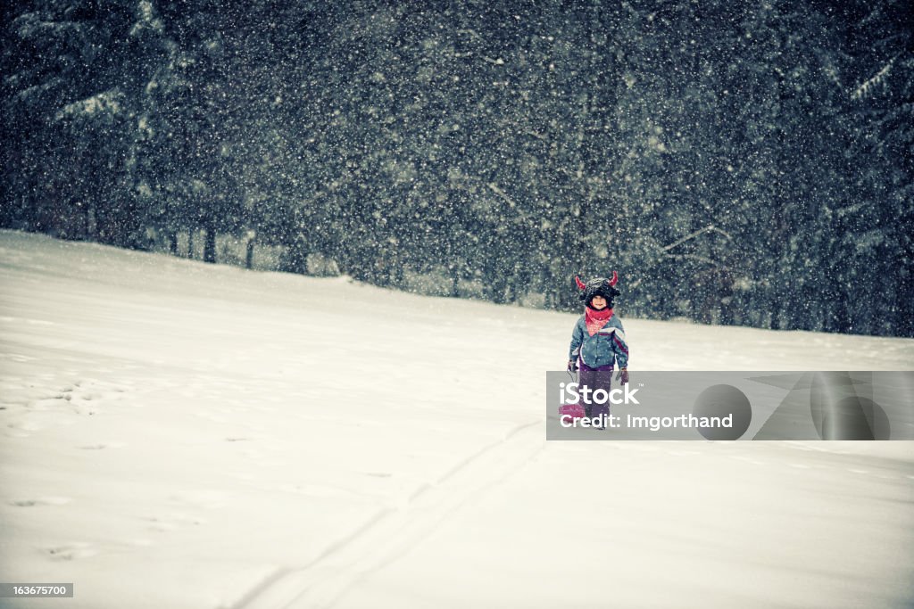 Menina puxando um Trenó na Neve - Royalty-free Ao Ar Livre Foto de stock