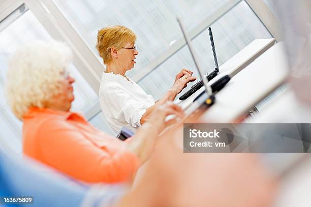 Donne Anziane Sul Workshop Utilizzando Computer Portatili - Fotografie stock e altre immagini di 60-64 anni