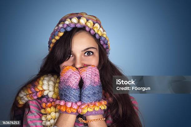 Frösteln Teenager Mädchen Stockfoto und mehr Bilder von Kälte - Kälte, Schal, Frösteln