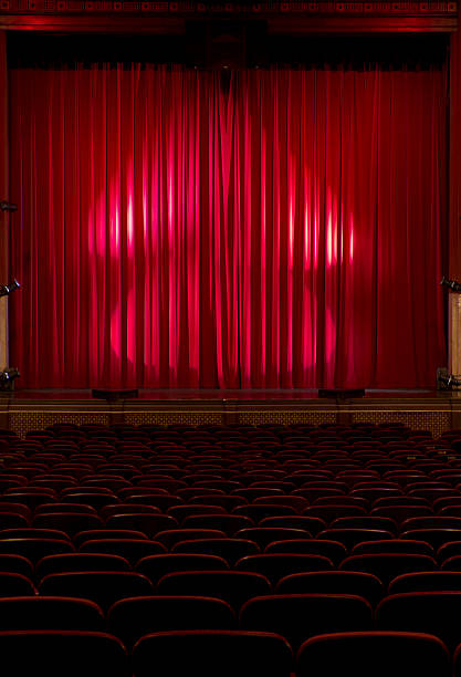 asientos en oscuro con cortinas de terciopelo rojo teatro - stage theater theatrical performance curtain seat fotografías e imágenes de stock