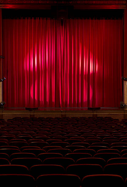 места в темные театра с красным бархатом шторы - stage theater theatrical performance curtain seat стоковые фото и изображения