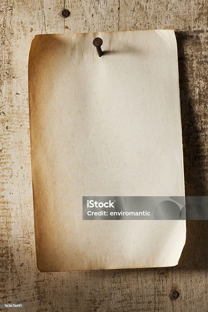 古�い紙 nailed 、風化した木材ボードです。 - エンタメ総合のロイヤリティフリーストックフォト
