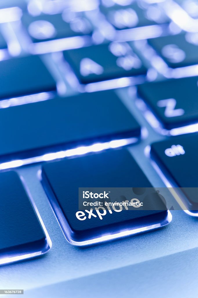 Teclado de computadora portátil'explore'botón. - Foto de stock de Azul libre de derechos