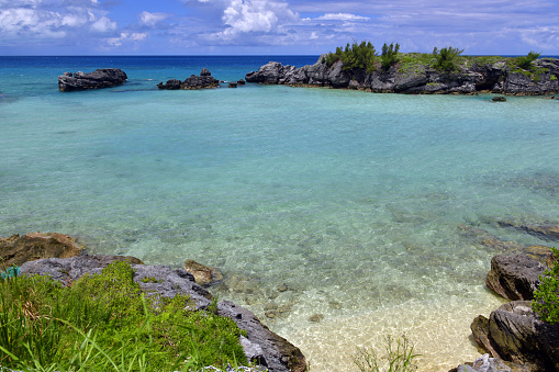 St. George's Island, Bermuda: turquoise waters of Tobacco bay and Gunpowder Island, behind it the Atlantic Ocean. Famous as a snorkelling location and for the 1775,\