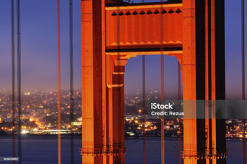 Noite Paisagem com close-up de Golden Gate Bridge, San Francisco, EUA - Royalty-free Ajardinado Foto de stock