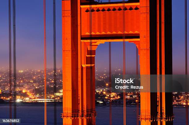 Noite Paisagem Com Closeup De Golden Gate Bridge San Francisco Eua - Fotografias de stock e mais imagens de Ajardinado
