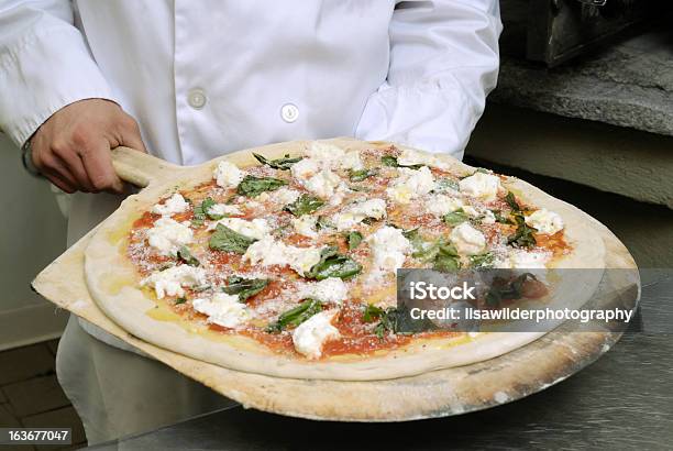 Niegotowane Pizza Margherita - zdjęcia stockowe i więcej obrazów Bazylia - Bazylia, Fotografika, Horyzontalny