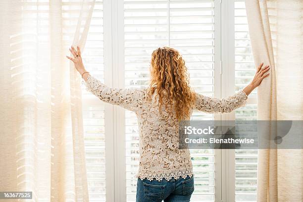 Donna Guardando Fuori La Finestra - Fotografie stock e altre immagini di Tapparella - Tapparella, Aprire, Persiana - Caratteristica architettonica