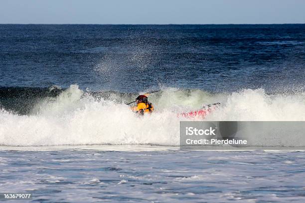 In Kayak E Surf - Fotografie stock e altre immagini di Adulto - Adulto, Ambientazione esterna, Attività