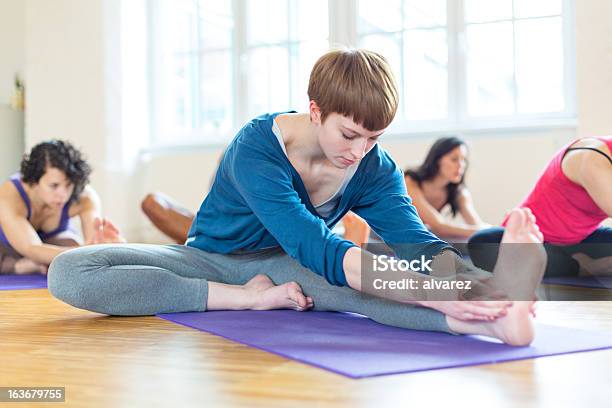 Photo libre de droit de Étirements De Yoga banque d'images et plus d'images libres de droit de Activité de loisirs - Activité de loisirs, Adulte, Allemagne
