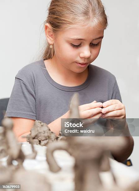 Bambina Sculpts - Fotografie stock e altre immagini di Abilità - Abilità, Ambientazione interna, Arte