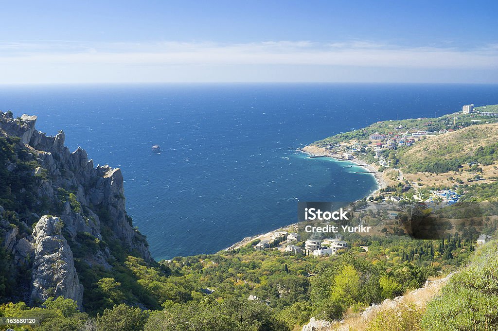 Paisagem com Blue Bay perto Simeiz cidade, Crimeia, Ucrânia - Foto de stock de Azul royalty-free
